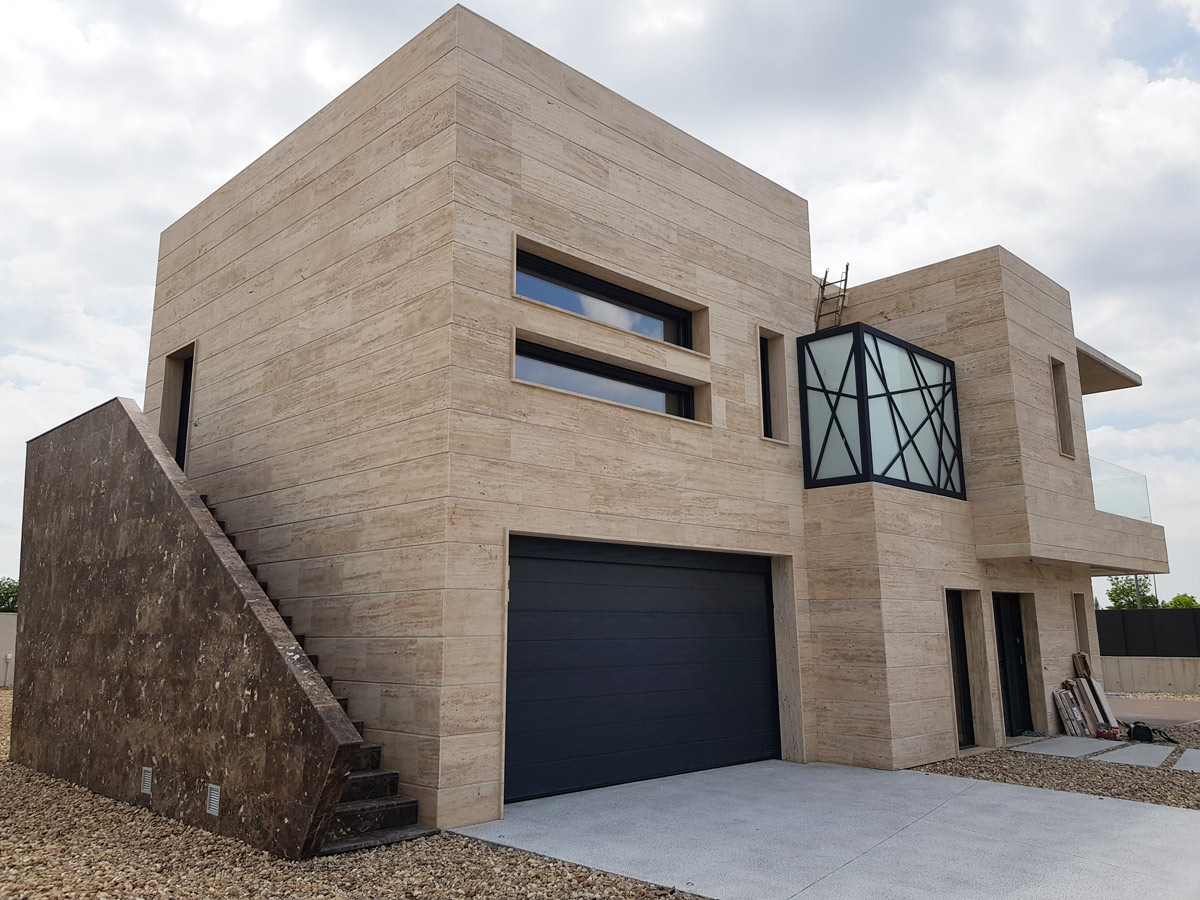 Vivienda marmol travertino en Torrejón - Construcciones Mendo